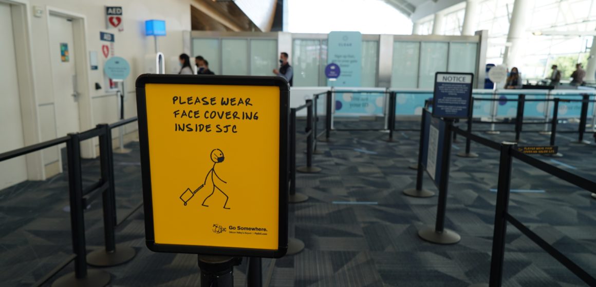 One of the many signs inside the airport requiring travelers to wear masks. Photo courtesy of Norman Y. Mineta-San Jose International Airport.